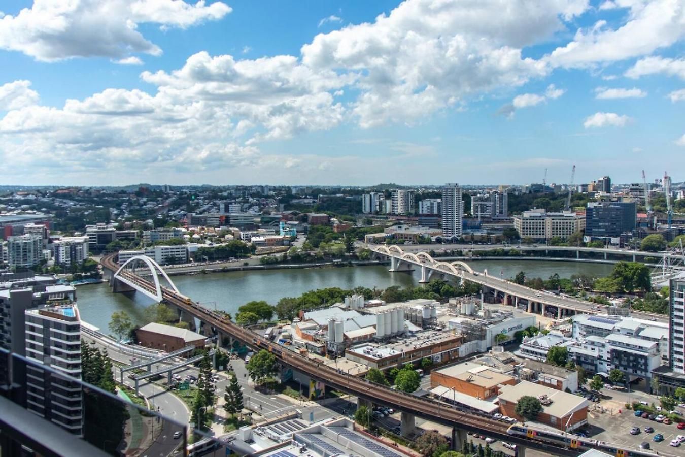 High Level 2 Bedroom With And River Views Apartment