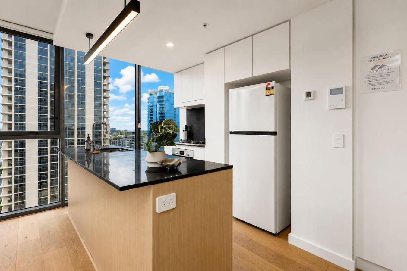 Level 22 Skyline Views With Sauna, Gym, Pool And Free Parking Apartment *