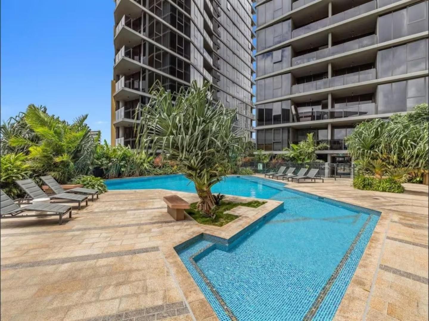 Stunning River & Mountain Views With 2br, Pool & Gym Apartment Brisbane