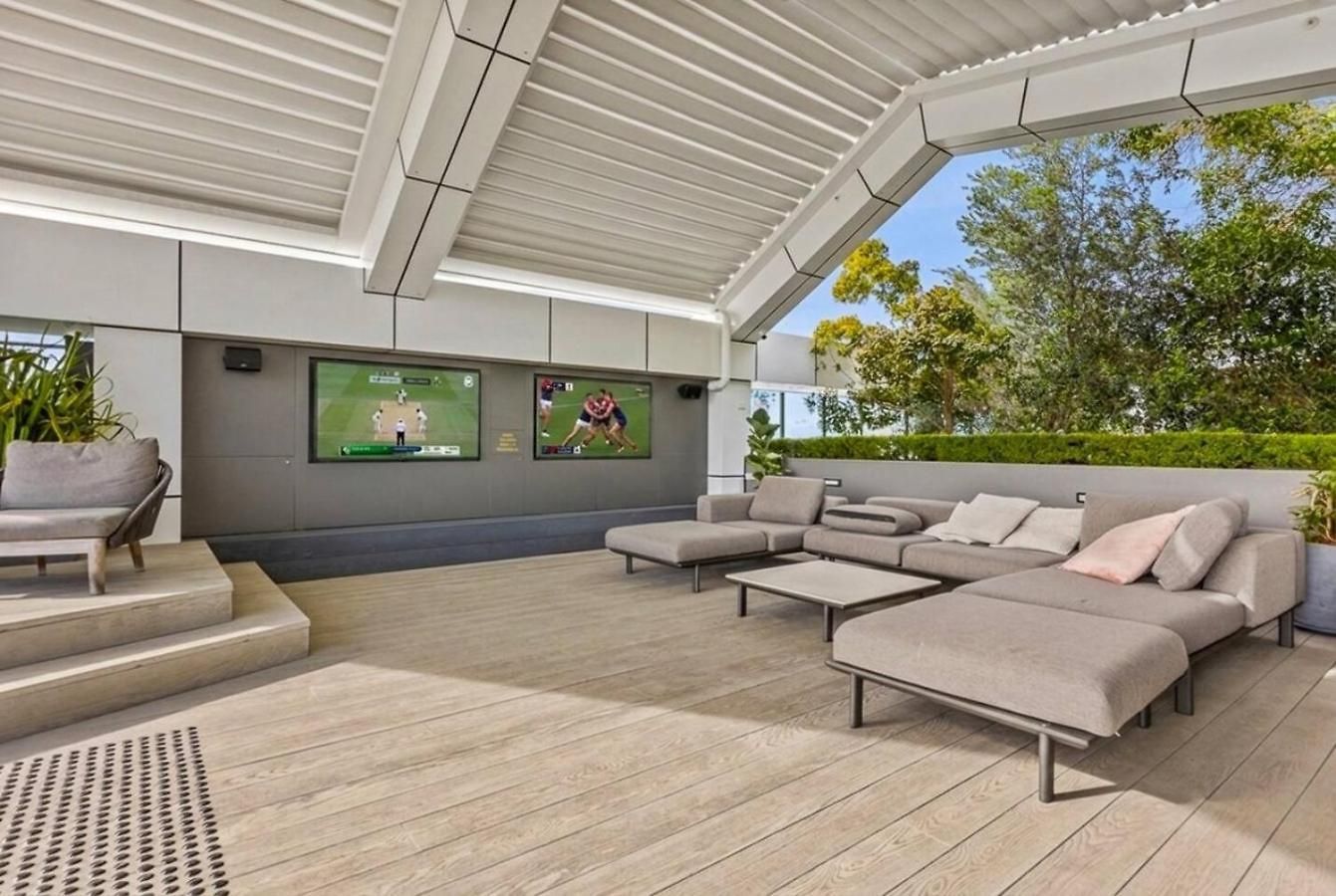 Walk To The Gabba With Rooftop Pool & Secure Carpark With Beautiful Views Apartment