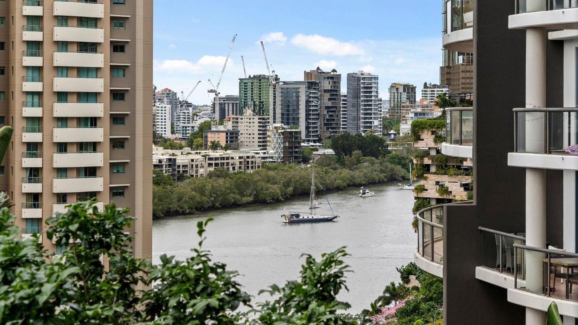 Apartment Modern 2br With River Views, Rooftop Pool, Parking