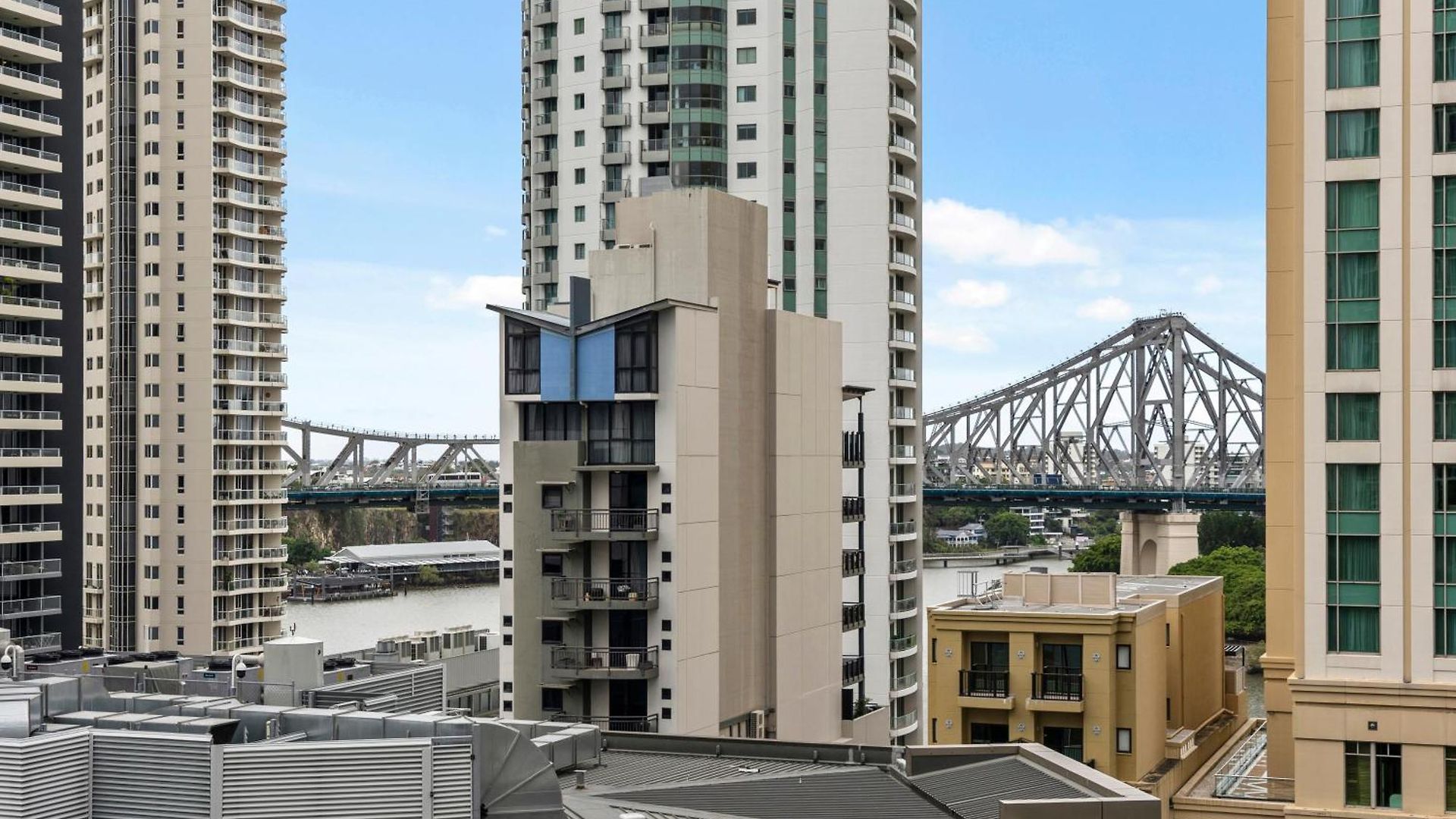 Modern 2br With River Views, Rooftop Pool, Parking