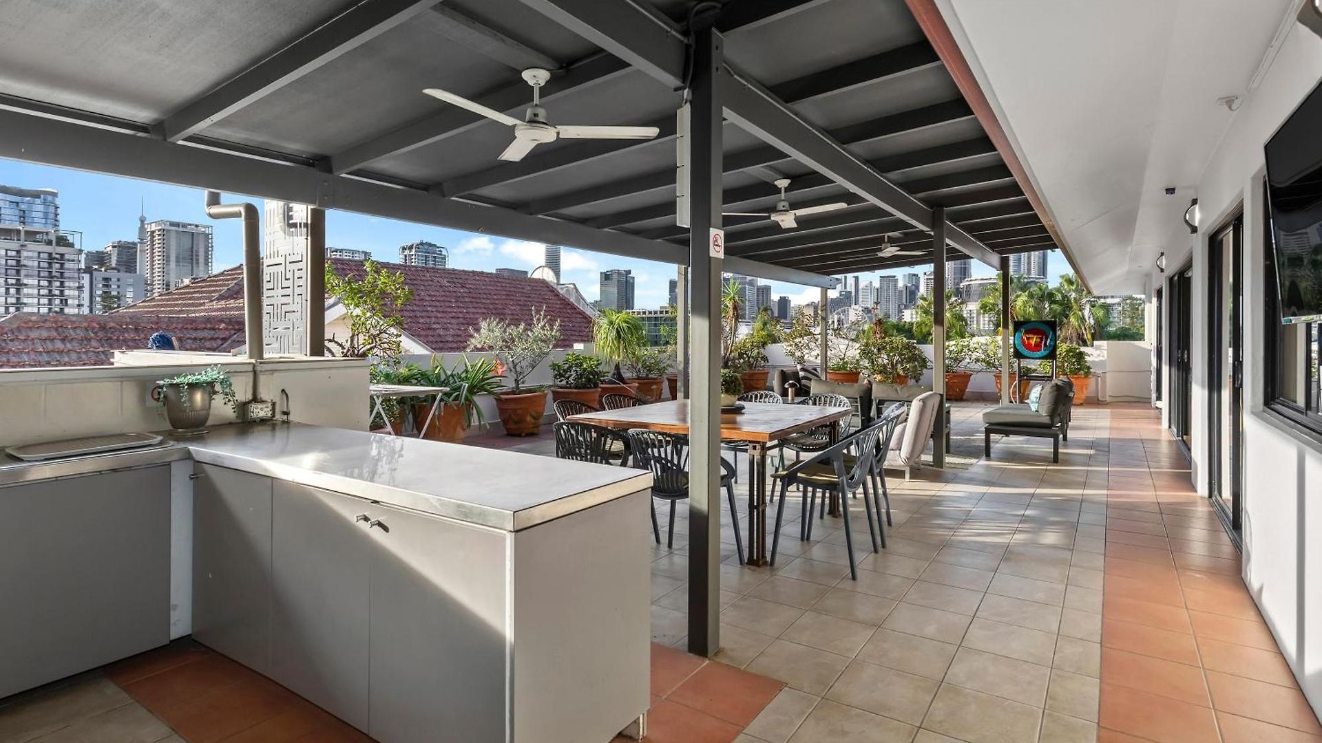 Apartment Spacious 2br With Wifi, Parking & Huge Balcony