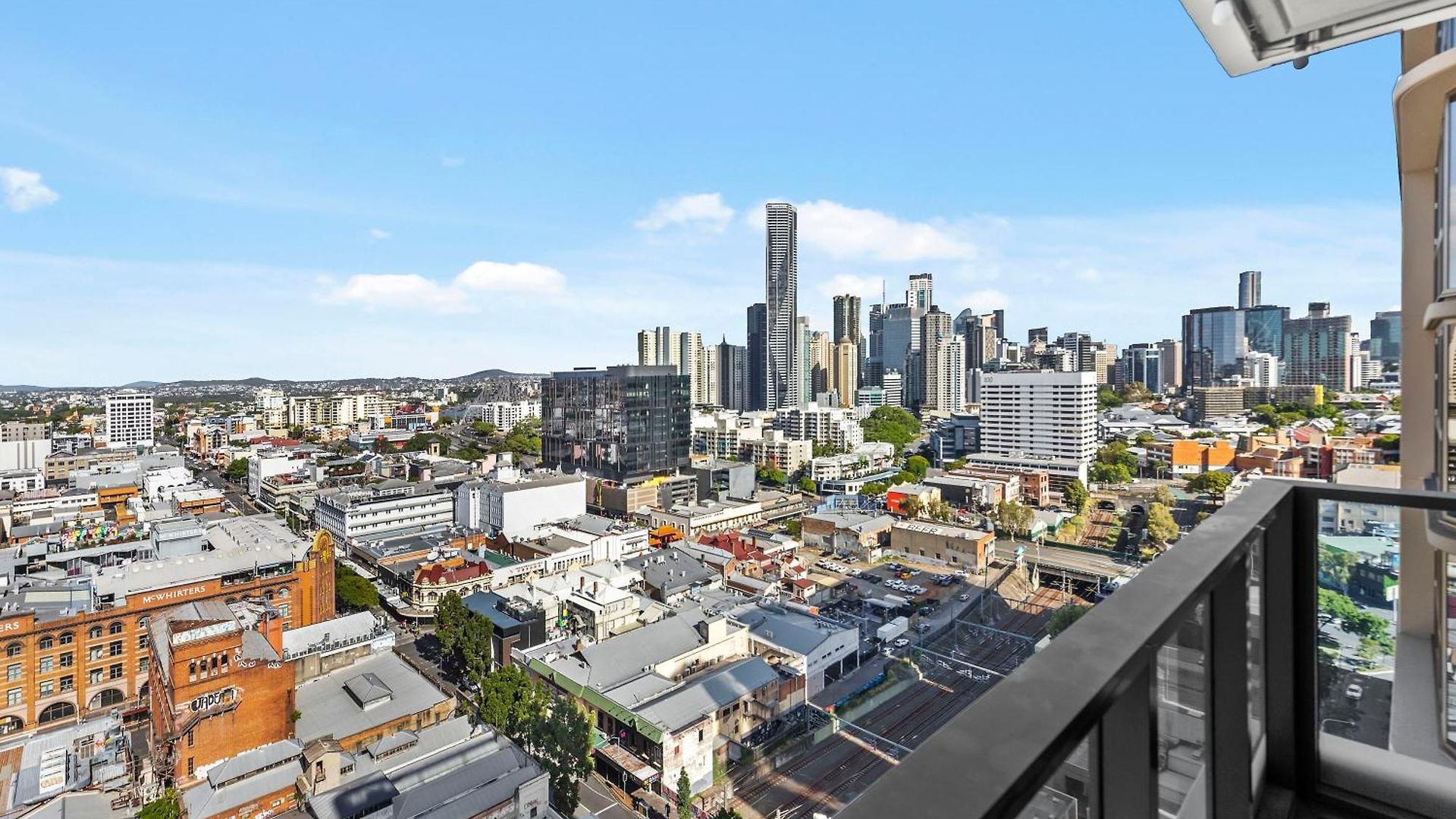 Luxe 3br With Stunning Views, Parking And Pool * Brisbane