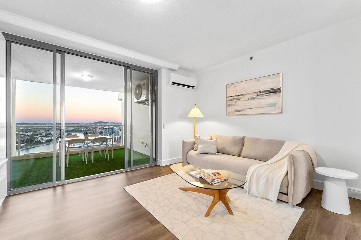 Apartment Penthouse Style - Story Bridge Views - Sleeps 8 - Baby Friendly Brisbane