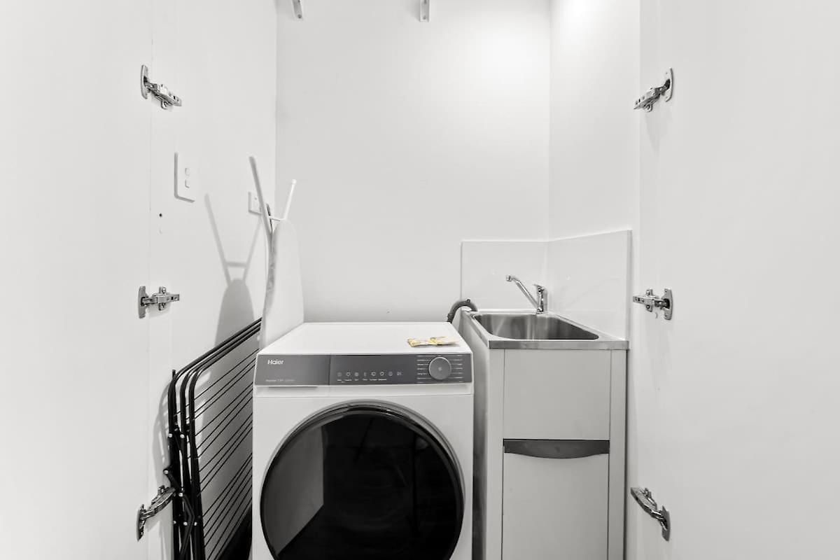 9th Floor Retreat - River Views With Parking Apartment
