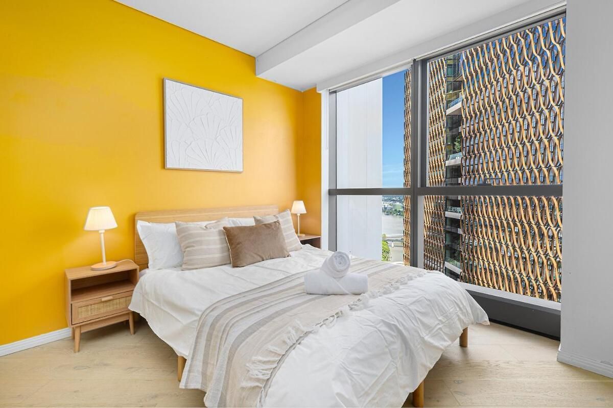 Skyline Elegance 2bdr Pool Gym Sauna Parking Apartment