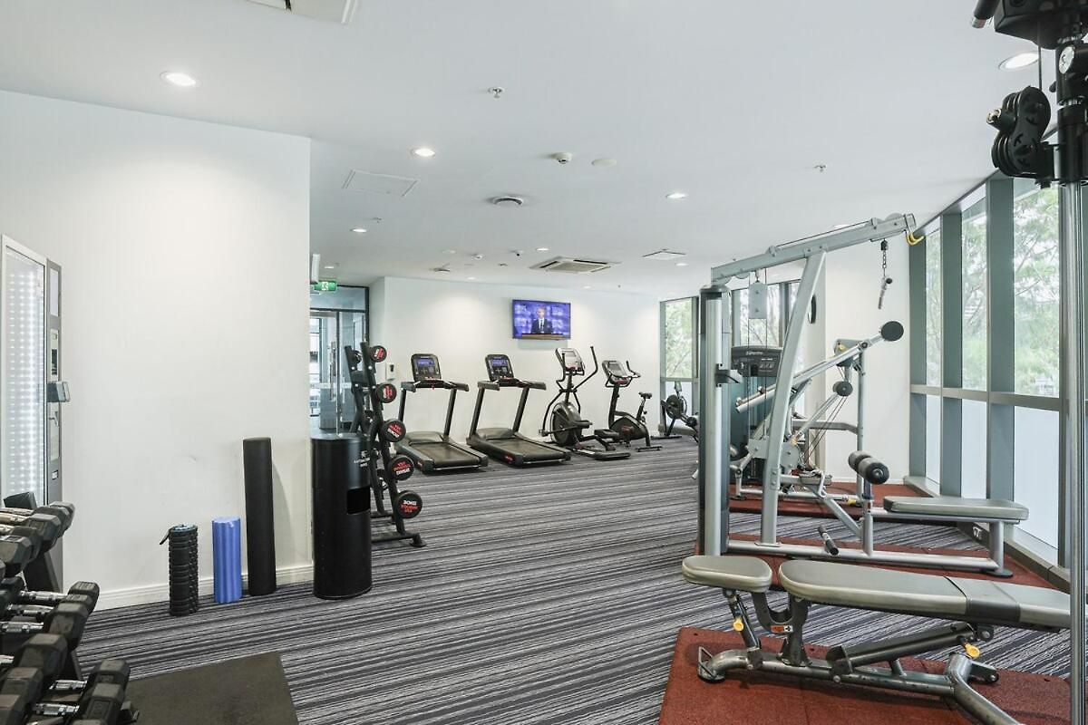 Apartment Skyline Elegance 2bdr Pool Gym Sauna Parking