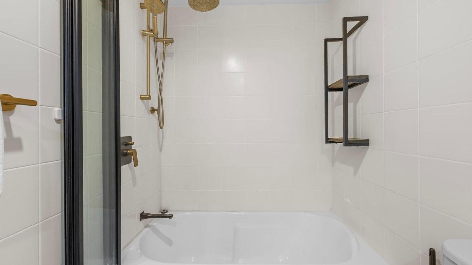 The Mews Bowen Hills - Spacious 3-bedroom With Pool & Parking Apartment