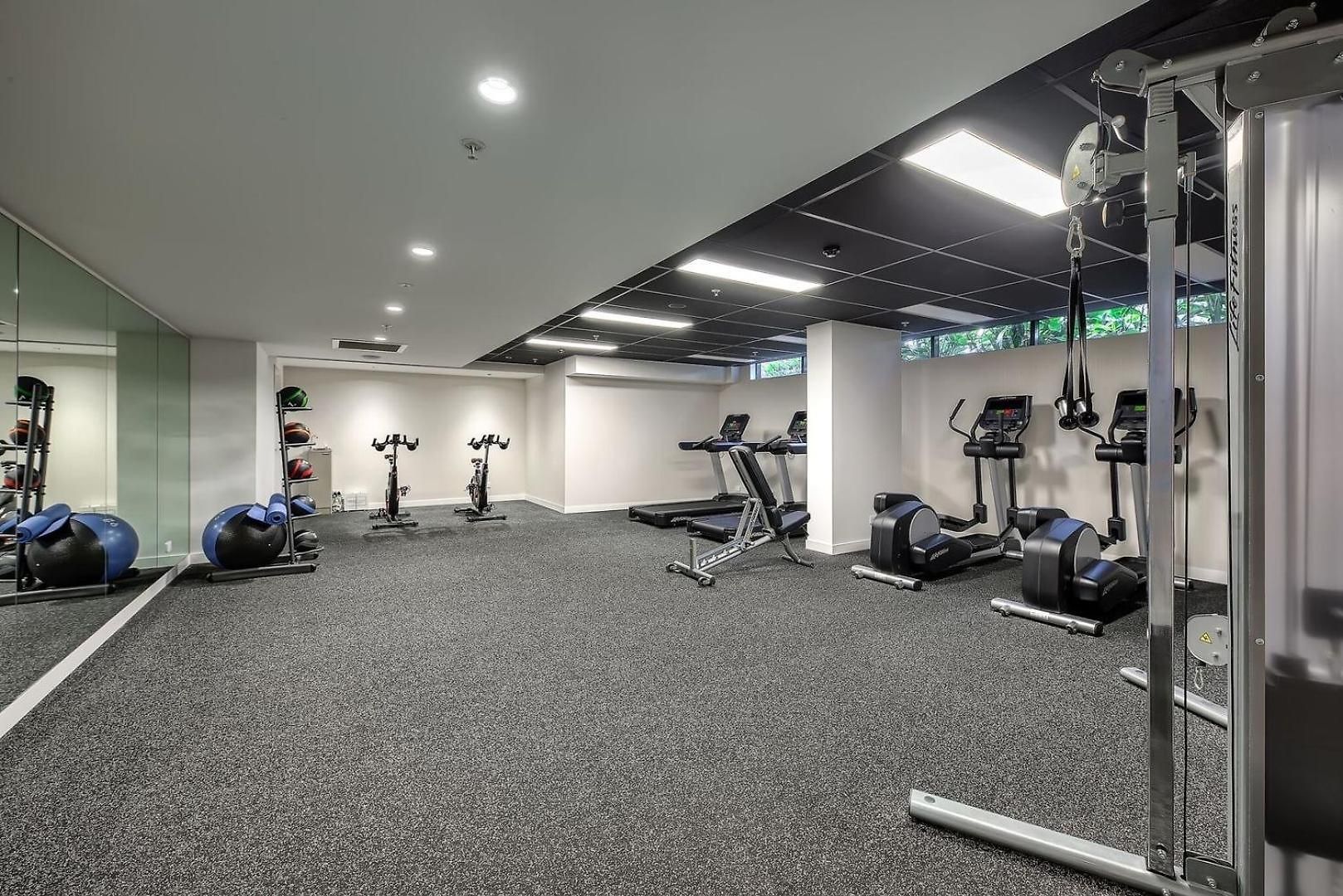 Stunning With Sunset Views, Car Park, Gym And Pool Apartment *