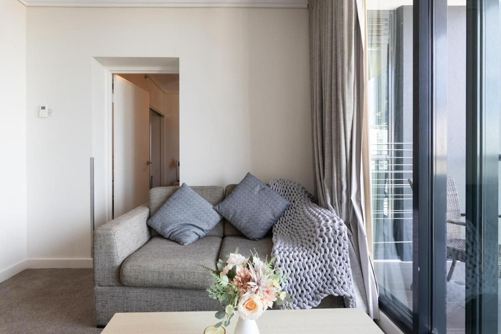Chic 1br Retreat Heart Of Pool&gym Views Brisbane