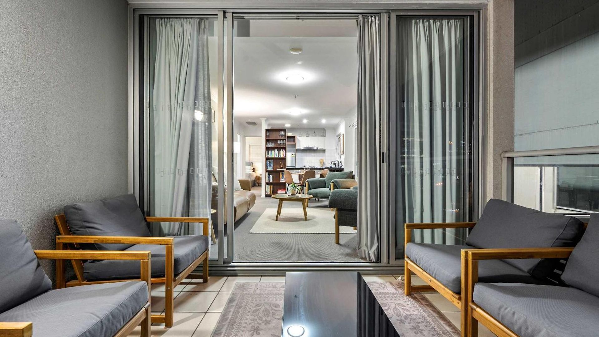 Stylish 2 Bed 2 Bath Balcony Parking Pool & Gym Brisbane