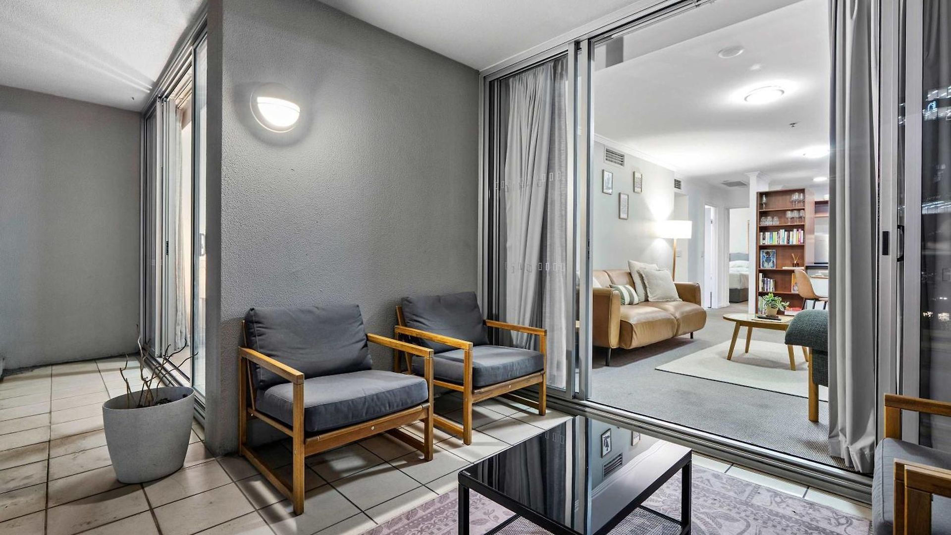 Stylish 2 Bed 2 Bath Balcony Parking Pool & Gym * Brisbane