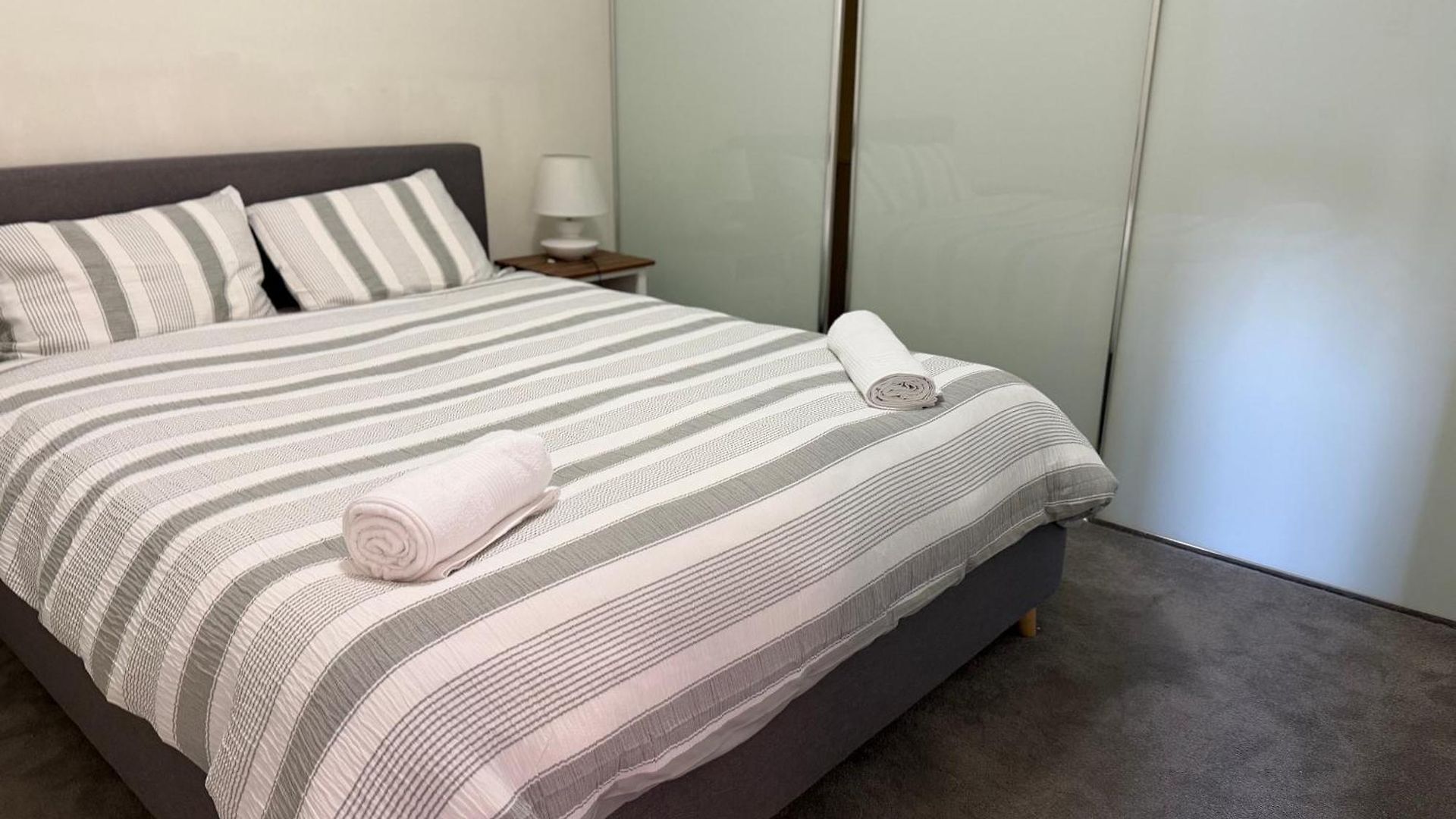 2bed 2bath Riverfront Luxury Views Apartment
