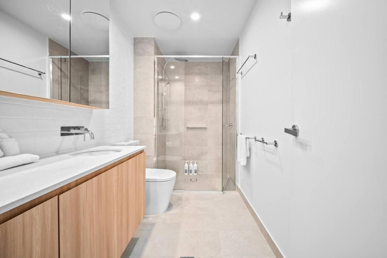 Apartment Skyhigh Retreat View And Shopping At Your Doorstep