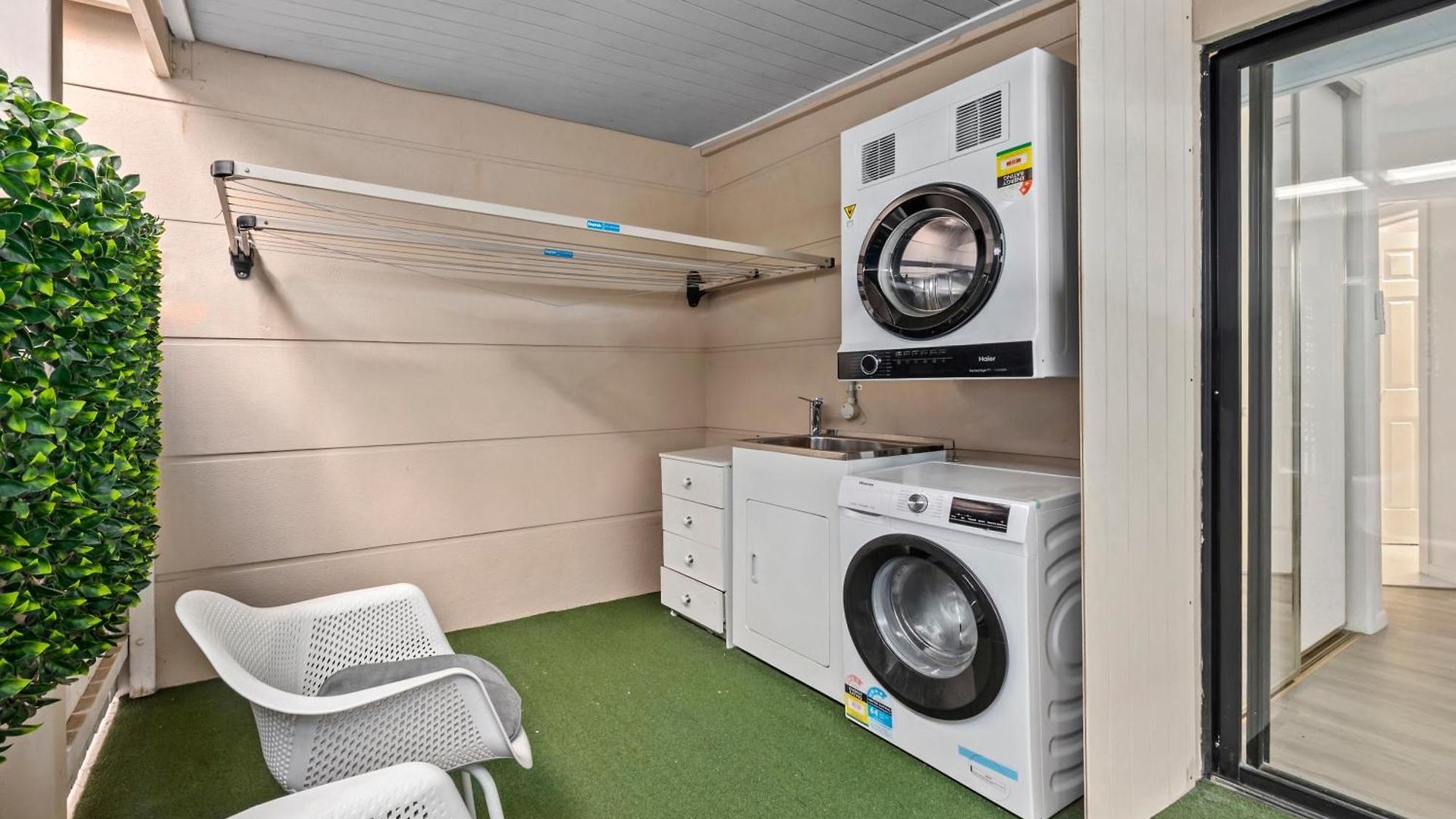 Apartment Spacious & Cozy 2br With Parking, Balcony & Wifi *