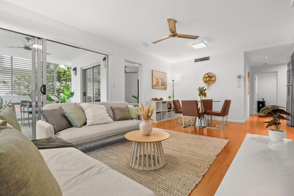 Bulimba Apartment - Ferry Access - Near Oxford St - Sleeps 8 - Baby & Work Ready Brisbane