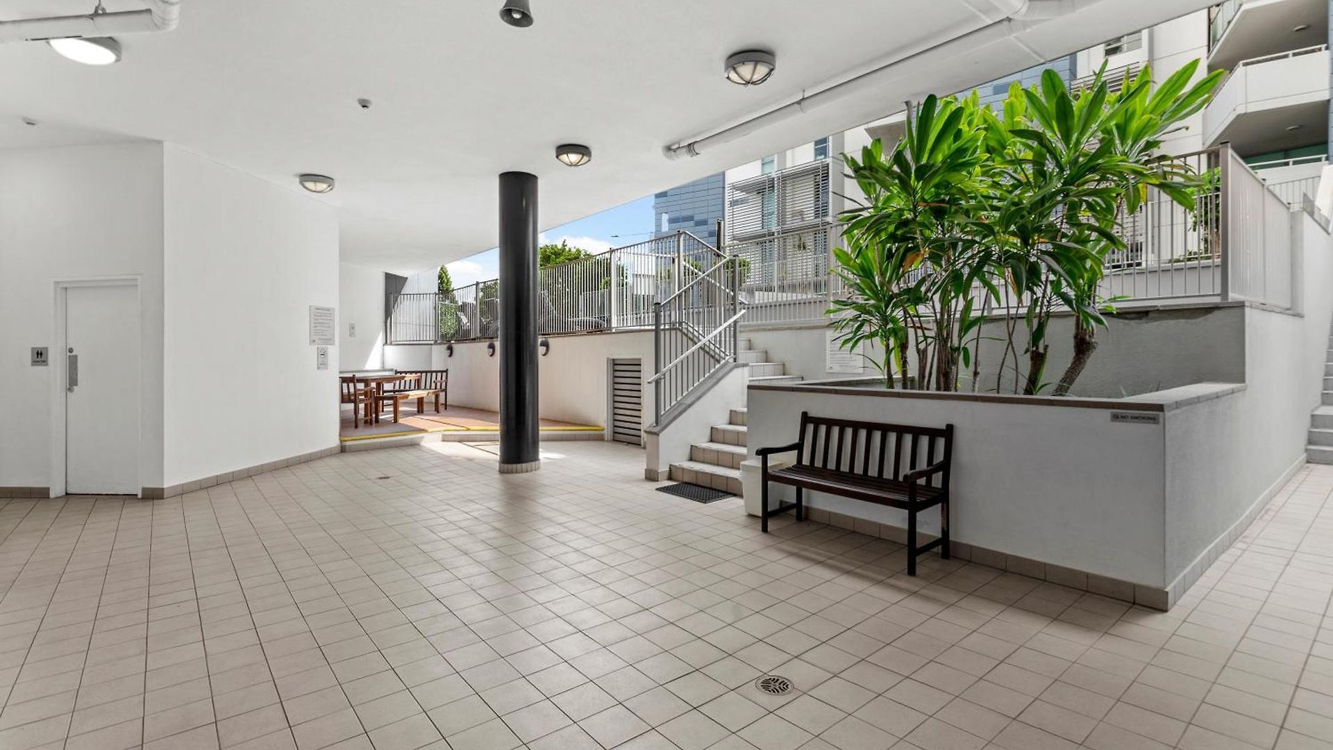 Bright With River View, Pool, Gym & Balcony Brisbane