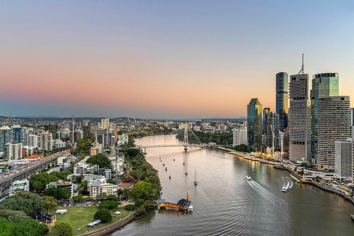 Penthouse Style - Story Bridge Views - Sleeps 8 - Baby Friendly Apartment Brisbane