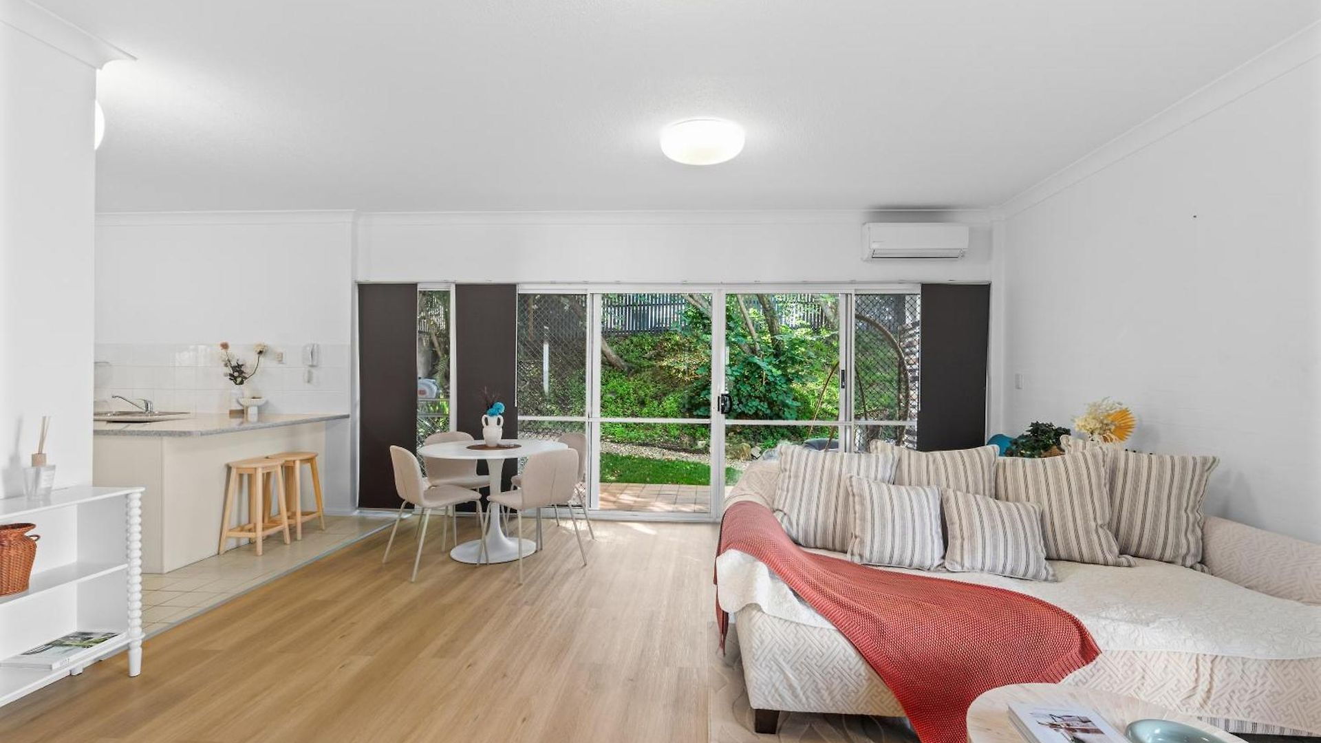 2br 2ba Indooroopilly-walk To Shops & Bus