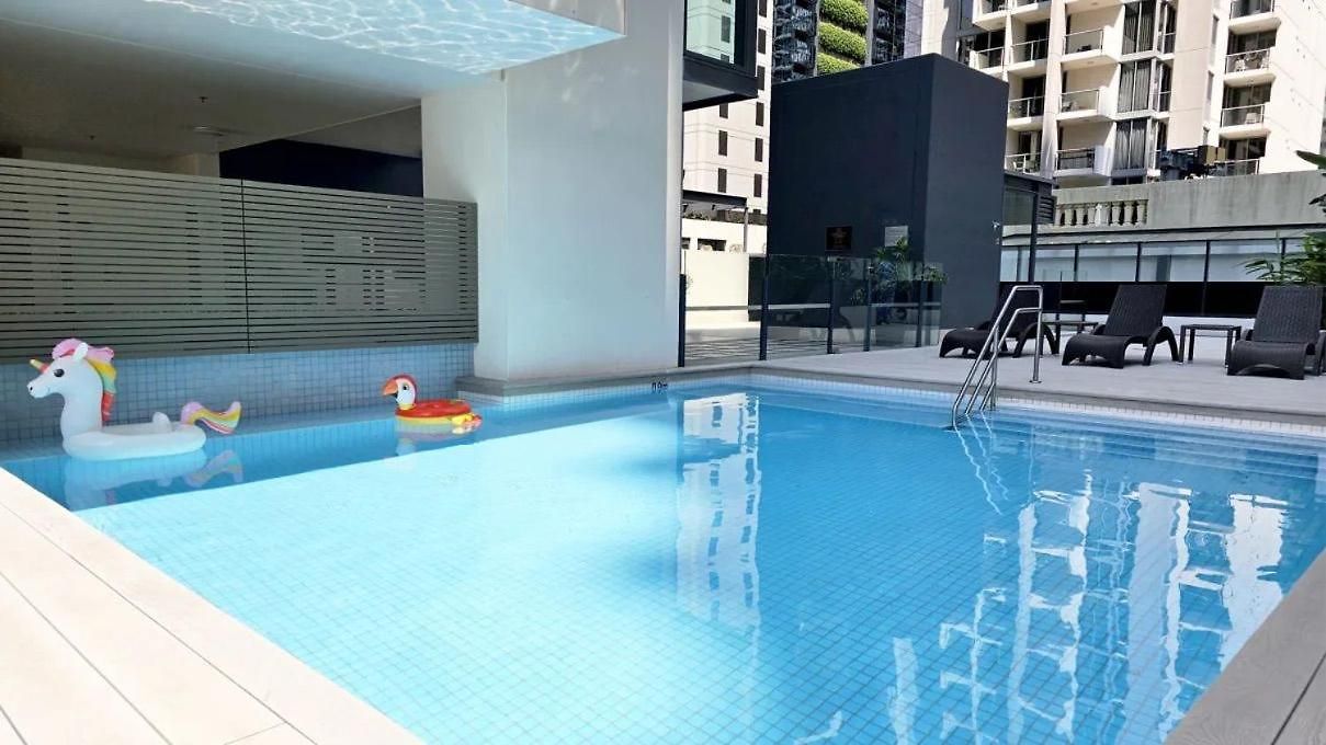 Chic 1br Retreat Heart Of Pool&gym Views Brisbane