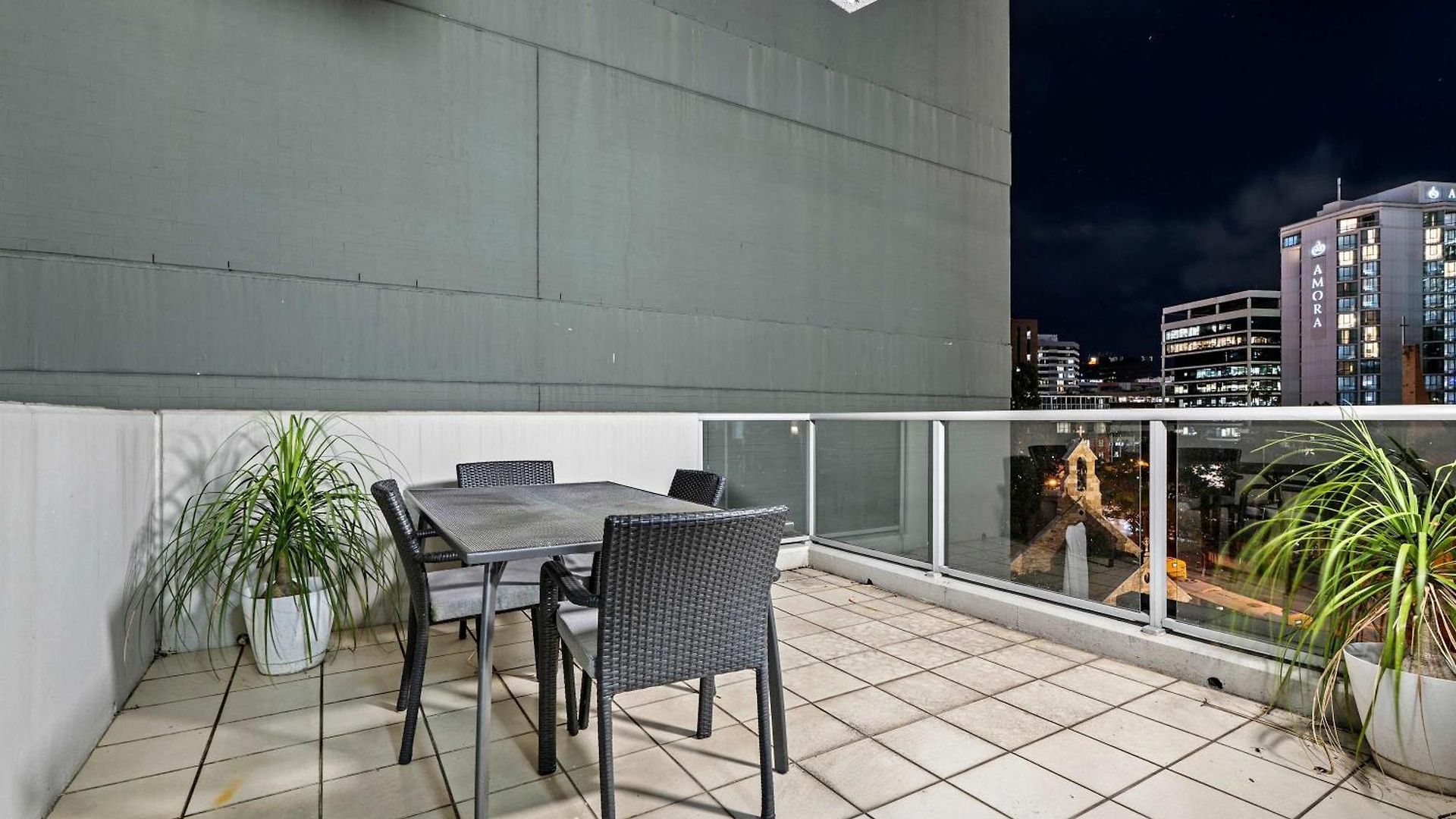 Apartment Stylish 2 Bed 2 Bath Balcony Parking Pool & Gym *