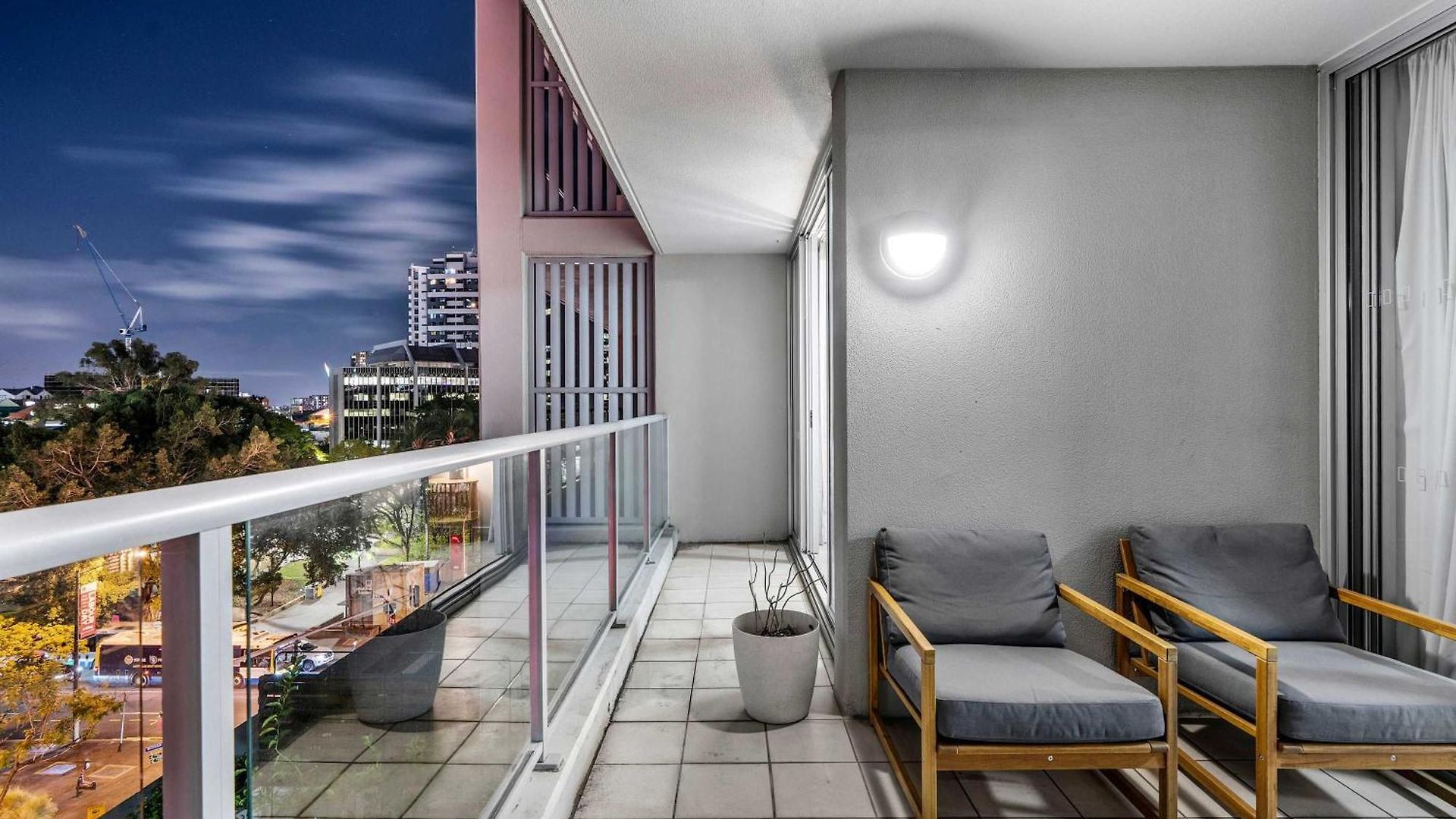 Stylish 2 Bed 2 Bath Balcony Parking Pool & Gym * Brisbane