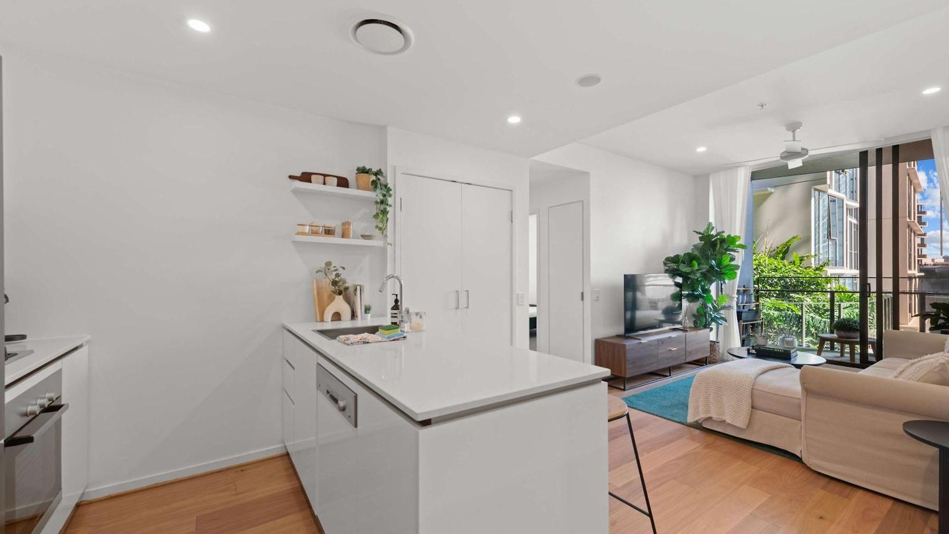 Luxury 2 Bed 2 Bath Parking Pool Gym & Sauna Brisbane