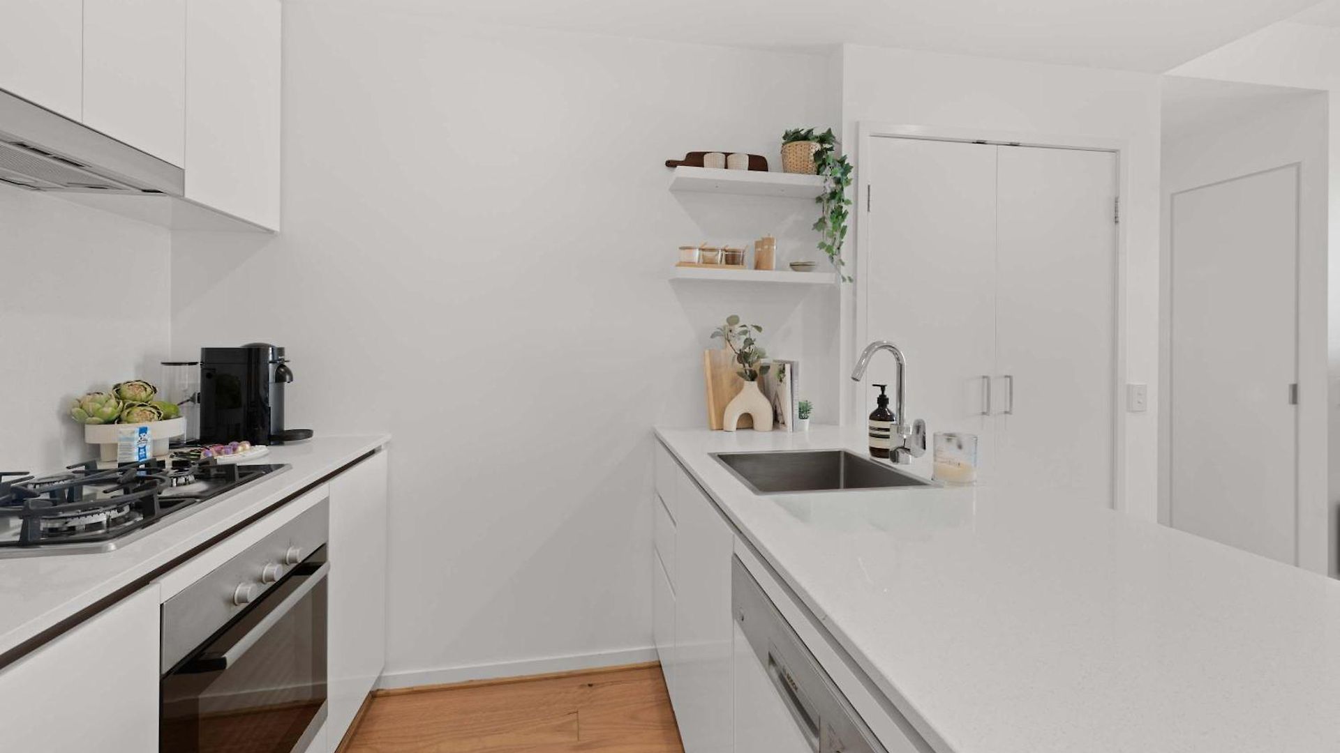 Luxury 2 Bed 2 Bath Parking Pool Gym & Sauna *