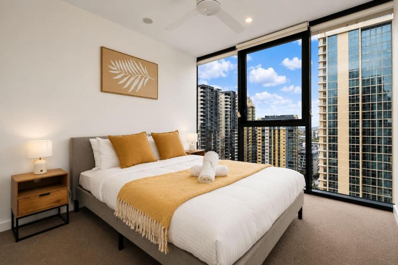 Level 22 Skyline Views With Sauna, Gym, Pool And Free Parking Apartment *