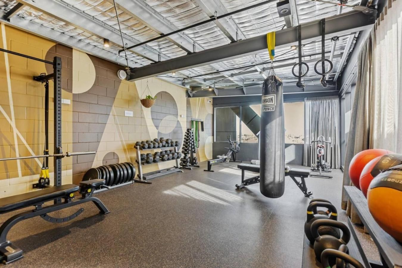 Walk To The Gabba With Rooftop Pool & Secure Carpark With Beautiful Views *