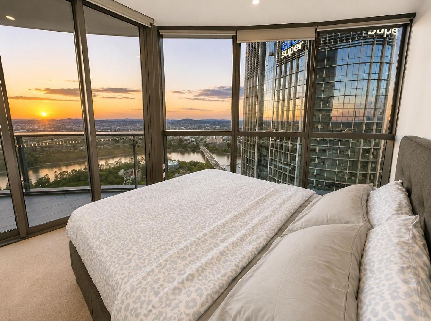 Queens Wharf Floor, 2 Bedrooms, 1 Parking *