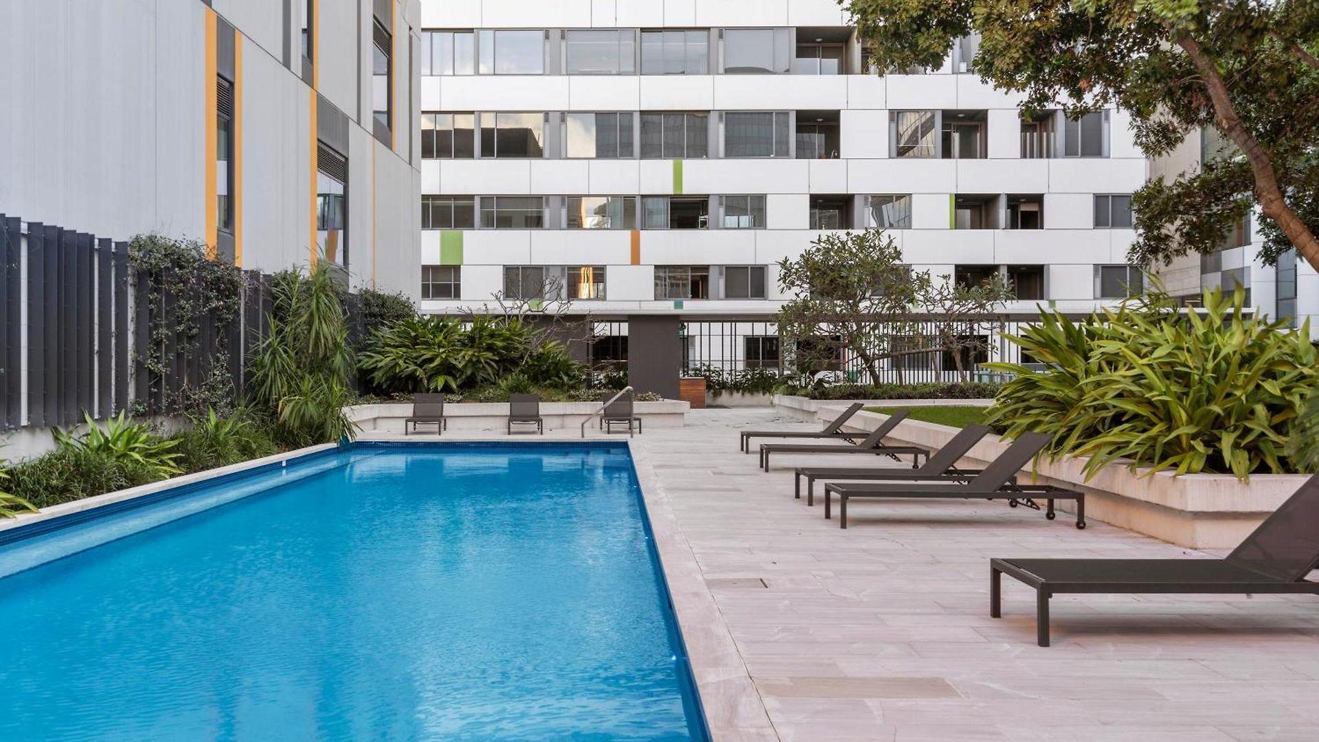 St With Story Bridge Views, Pool & Free Parking Apartment