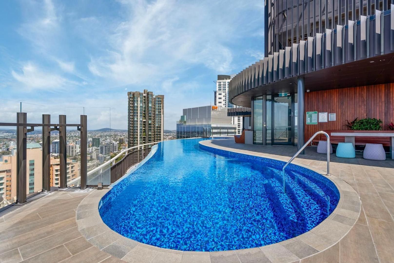 Apartment Modern 2br With River Views, Rooftop Pool, Parking *