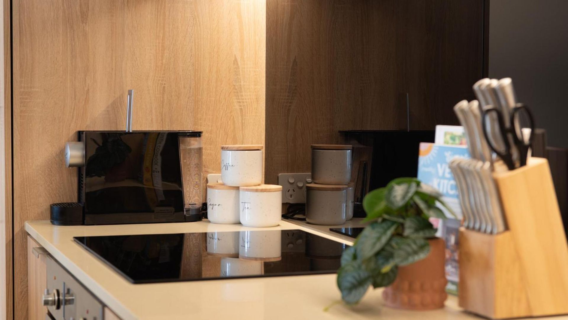 Inspired Serenity With River Views, Fast Wifi, Carpark, Gym, Rooftop Pool Apartment