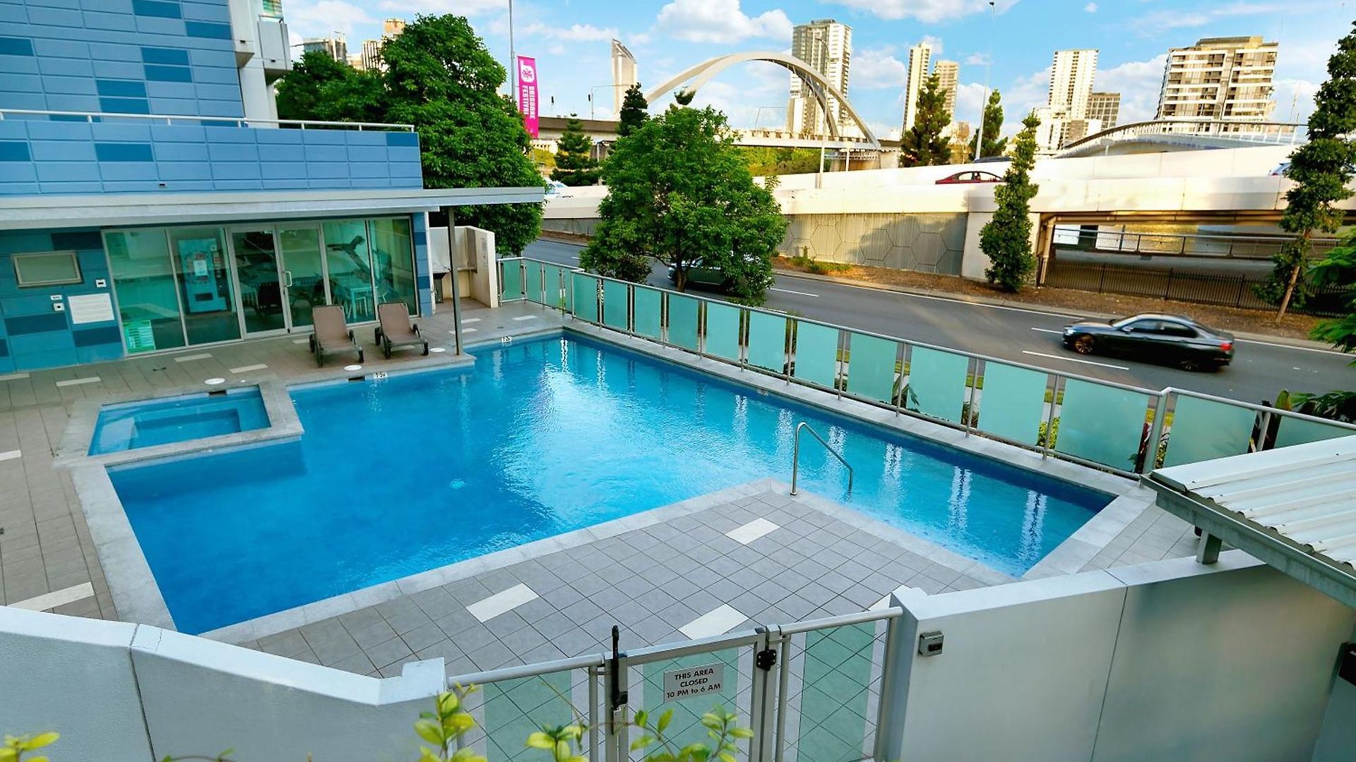 Apartment Spacious Riverside 2br Cbd Parking Pool & Gym