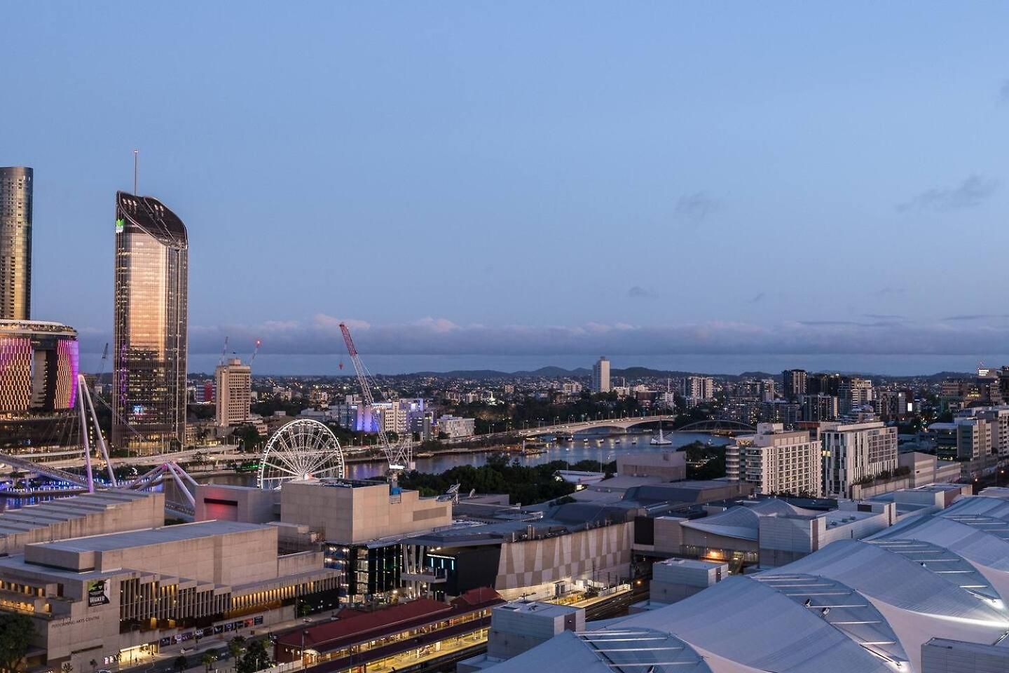 Urban Escape: Great Location W/ Cityscape Apartment *