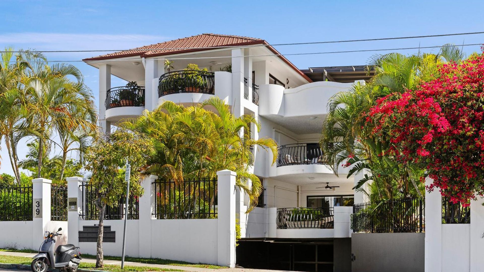 Spacious 2br With Wifi, Parking & Huge Balcony *