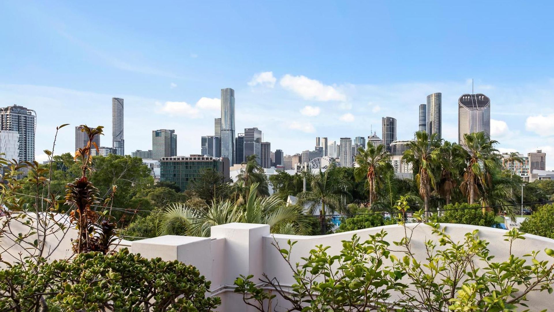 Apartment Spacious 2br With Wifi, Parking & Huge Balcony