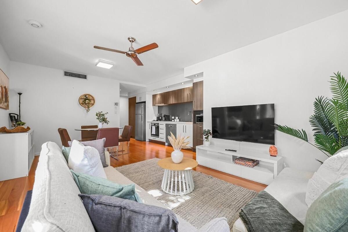 Bulimba Apartment - Ferry Access - Near Oxford St - Sleeps 8 - Baby & Work Ready *