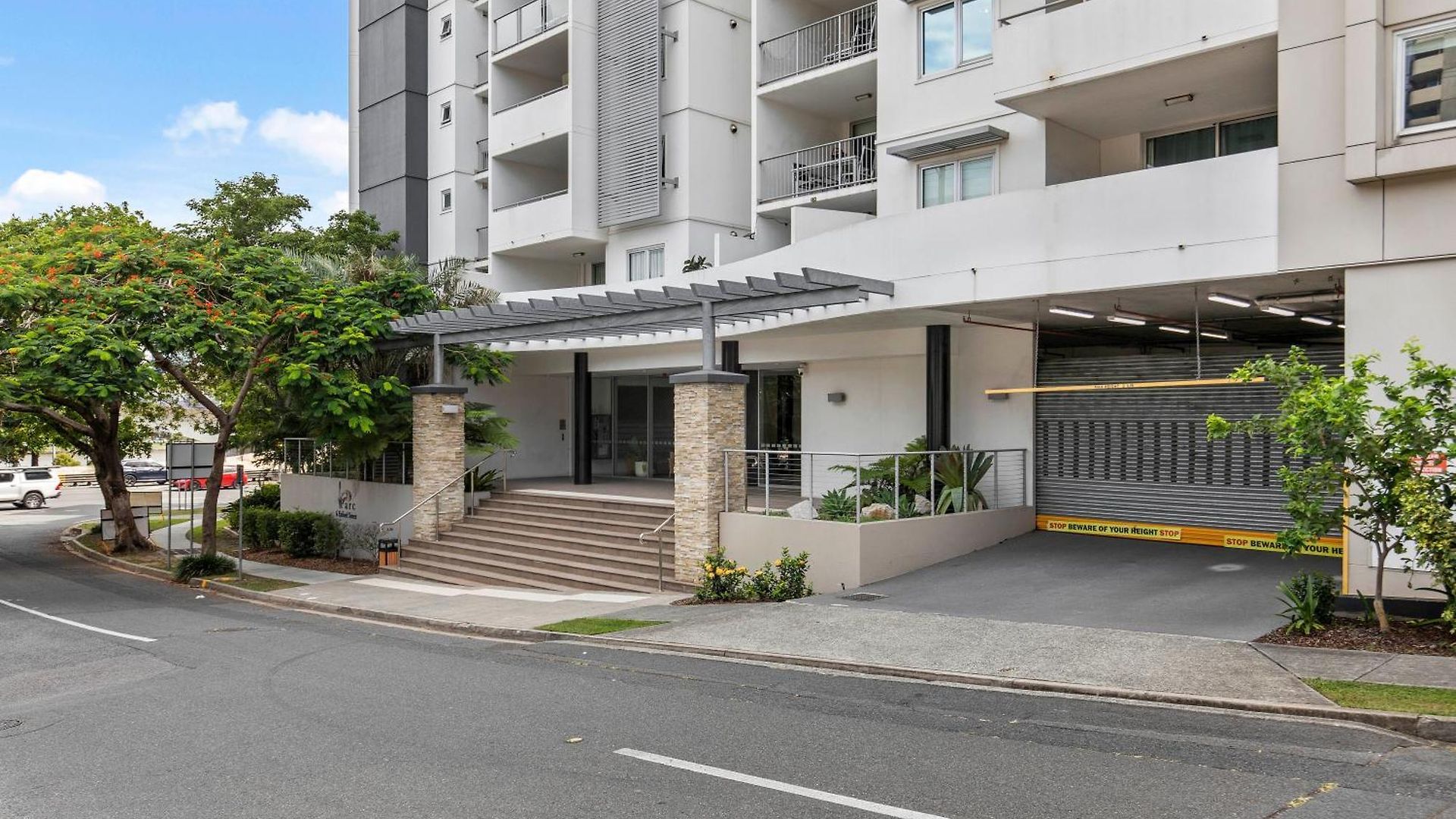 Bright With River View, Pool, Gym & Balcony Apartment