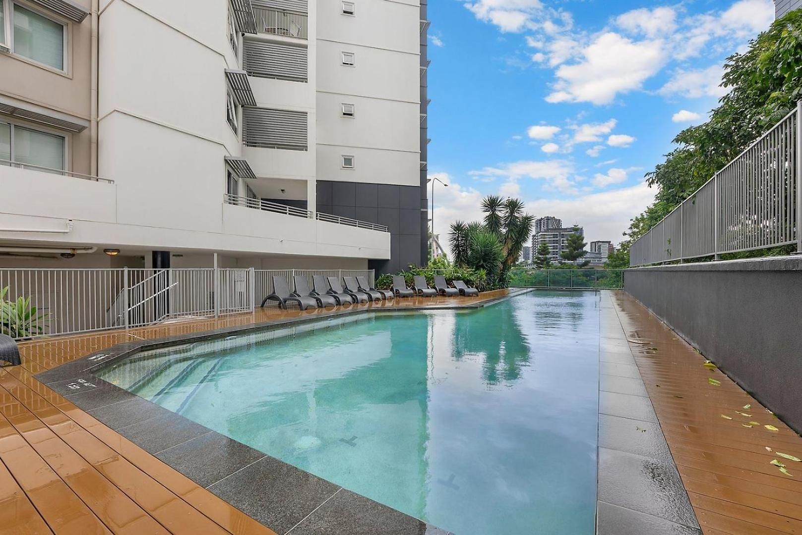 Bright With River View, Pool, Gym & Balcony Apartment