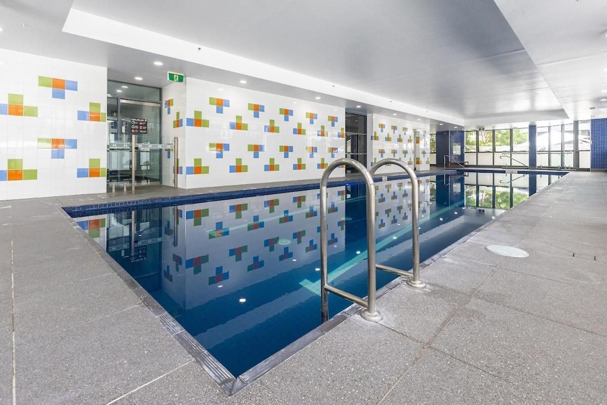 Skyline Elegance 2bdr Pool Gym Sauna Parking