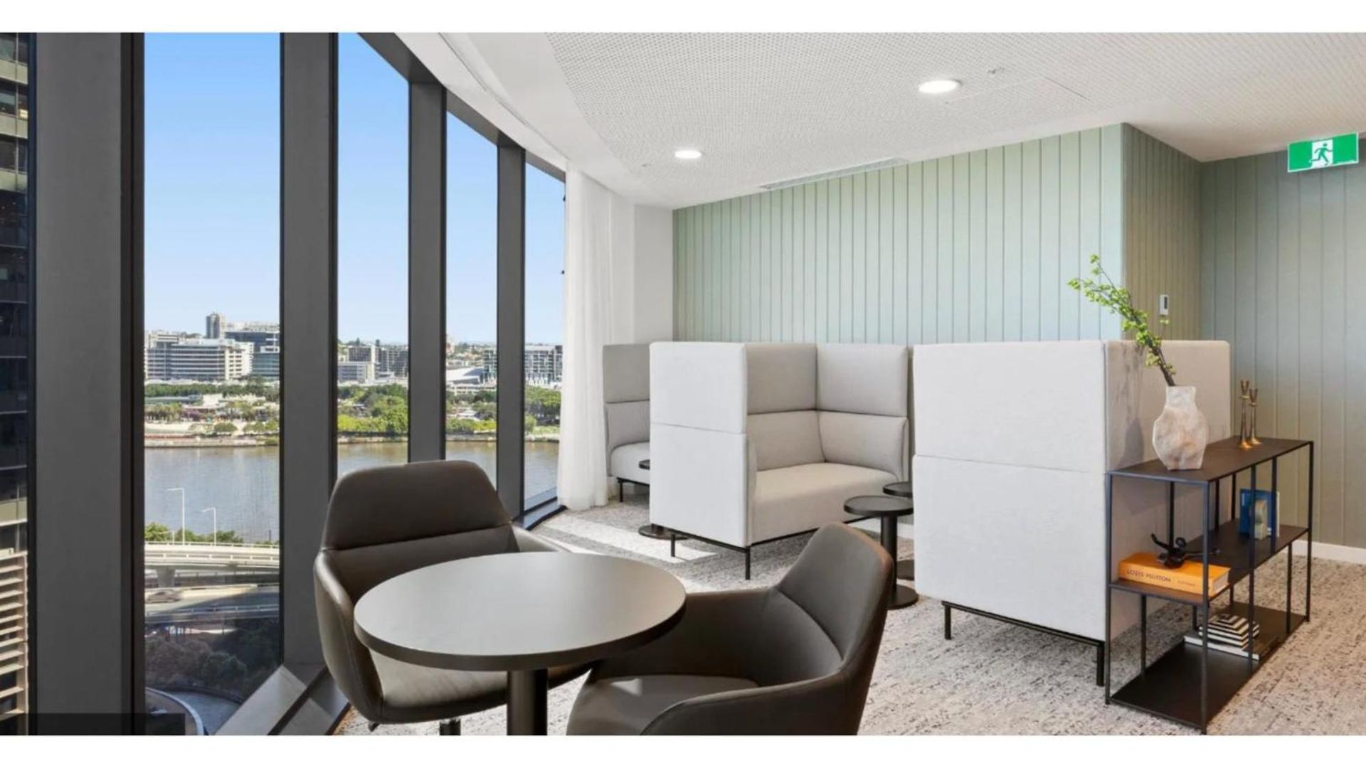 Sky High Luxury 2 Bedroom Cbd With Pool Gym And River Views