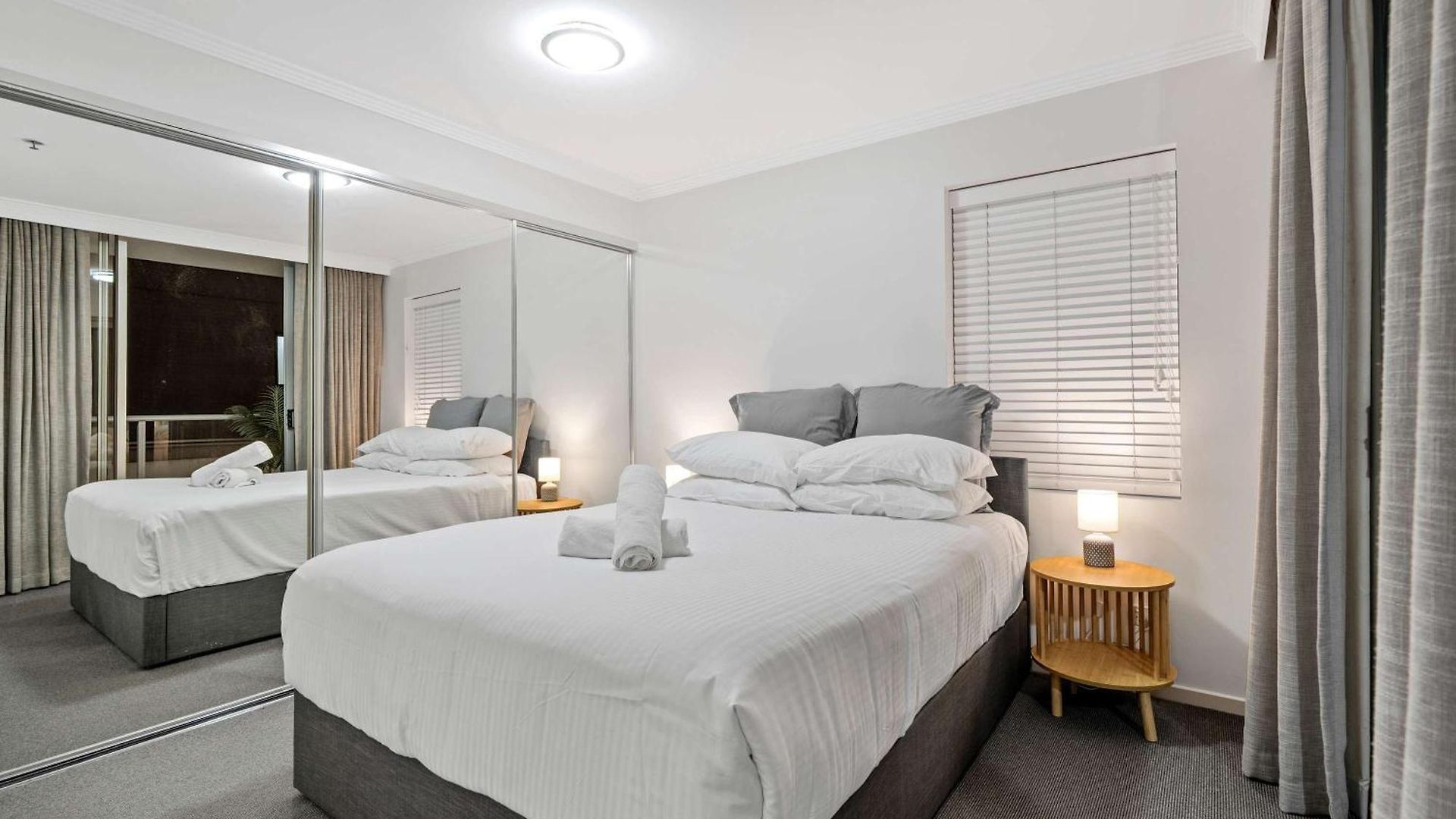 Stylish 2 Bed 2 Bath Balcony Parking Pool & Gym * Brisbane