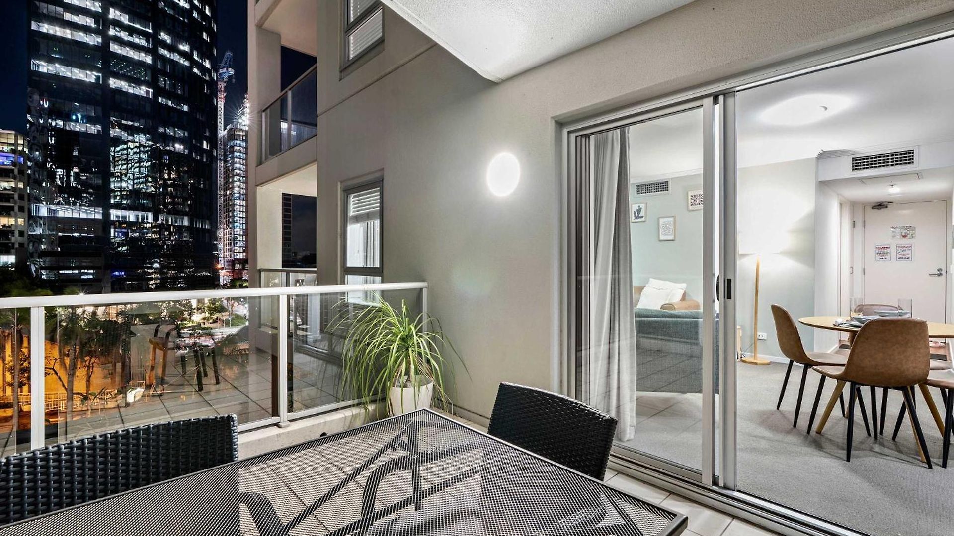 Stylish 2 Bed 2 Bath Balcony Parking Pool & Gym Apartment Brisbane