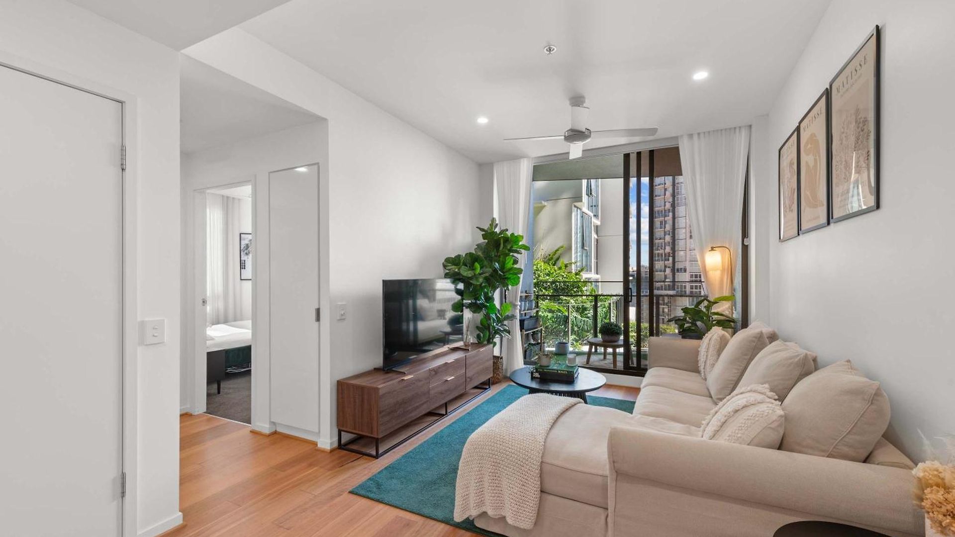 Luxury 2 Bed 2 Bath Parking Pool Gym & Sauna Apartment *