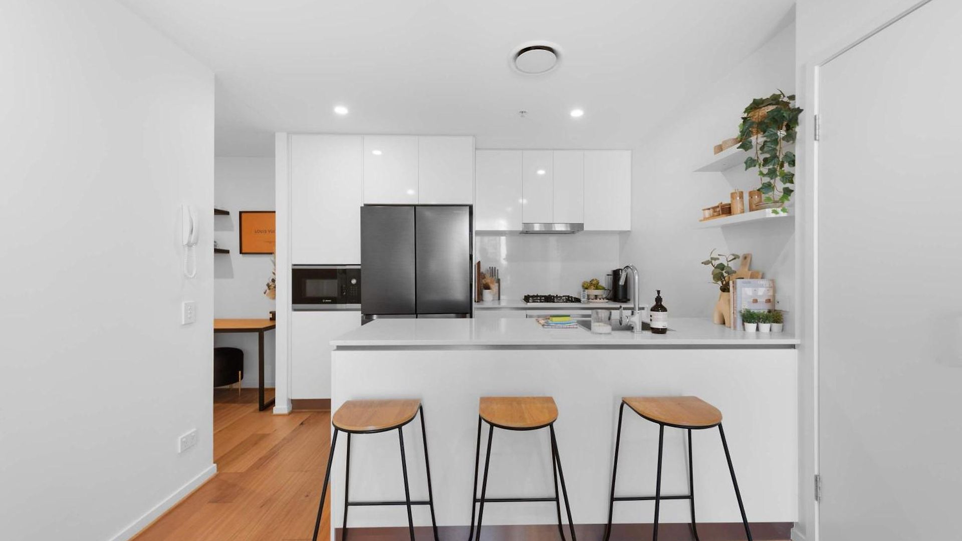 Luxury 2 Bed 2 Bath Parking Pool Gym & Sauna Apartment *