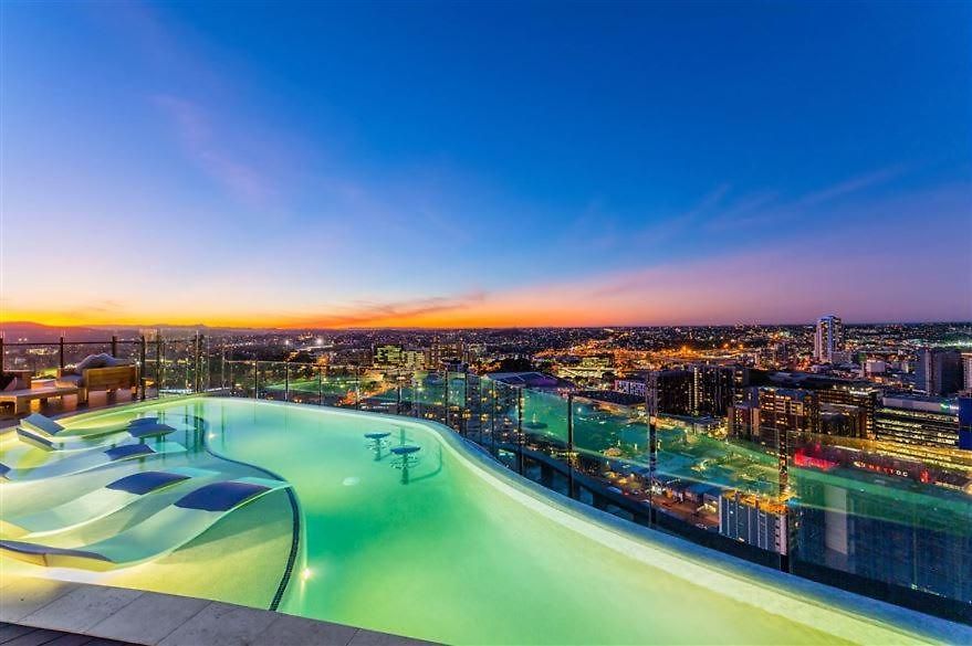 Rooftop Infinity Pool Heated Pool, Gym, Free Parking & *