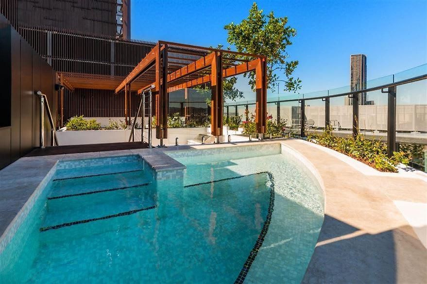 Apartment Rooftop Infinity Pool Heated Pool, Gym, Free Parking &